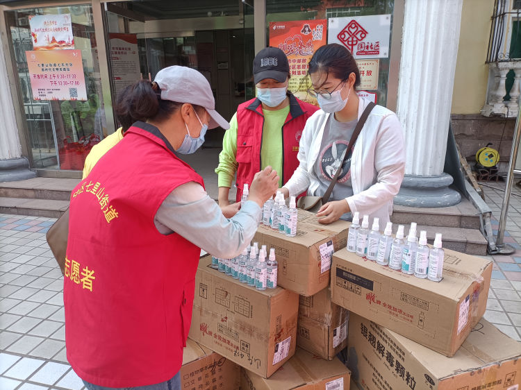 简篇-劳动创造幸福|夏日炎炎送清凉 真情慰问环卫工