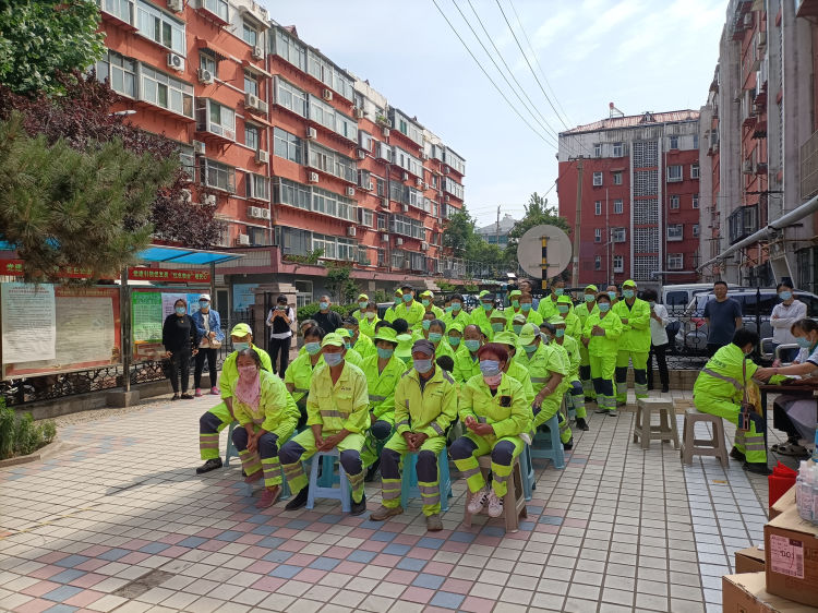 简篇-劳动创造幸福|夏日炎炎送清凉 真情慰问环卫工