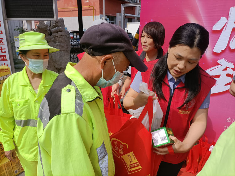 简篇-劳动创造幸福|夏日炎炎送清凉 真情慰问环卫工