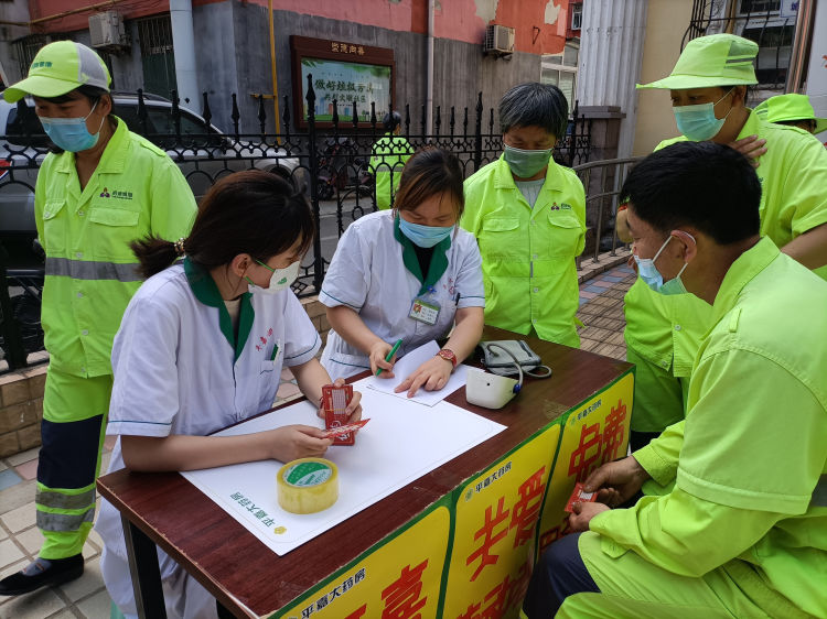 简篇-劳动创造幸福|夏日炎炎送清凉 真情慰问环卫工
