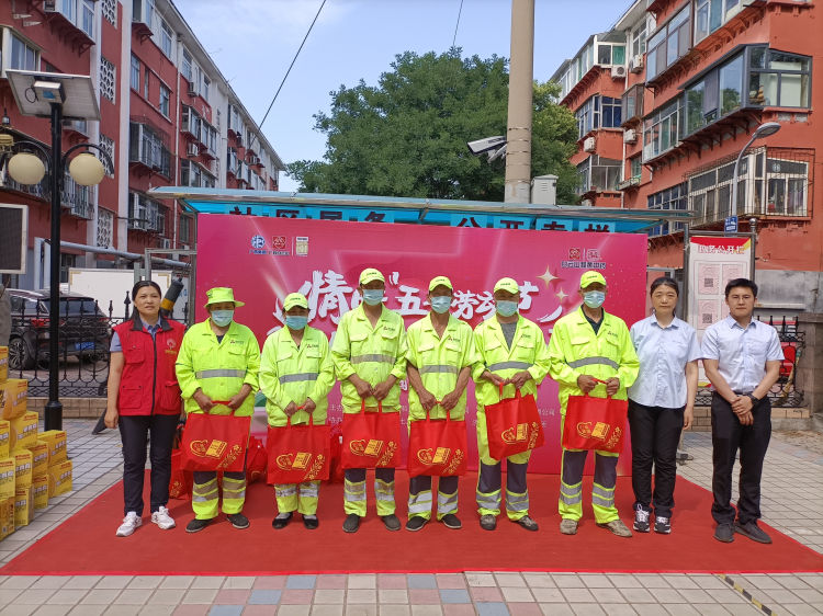 简篇-劳动创造幸福|夏日炎炎送清凉 真情慰问环卫工