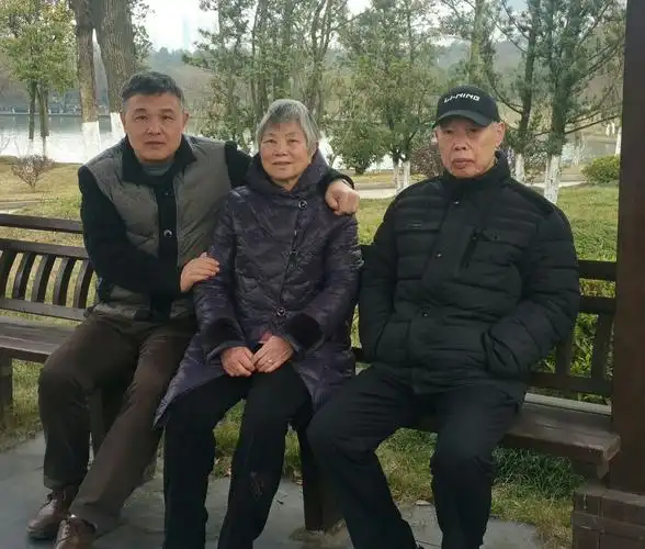 请欣赏《自由诗·晚霞》作者平凡/主播大兵/编辑天娇/【中国长江文学社】有声文学平台/【第11805期】