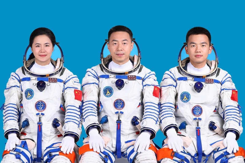 神舟十九航天乘组平安回家1_副本