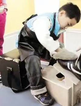 小孩擦皮鞋_350