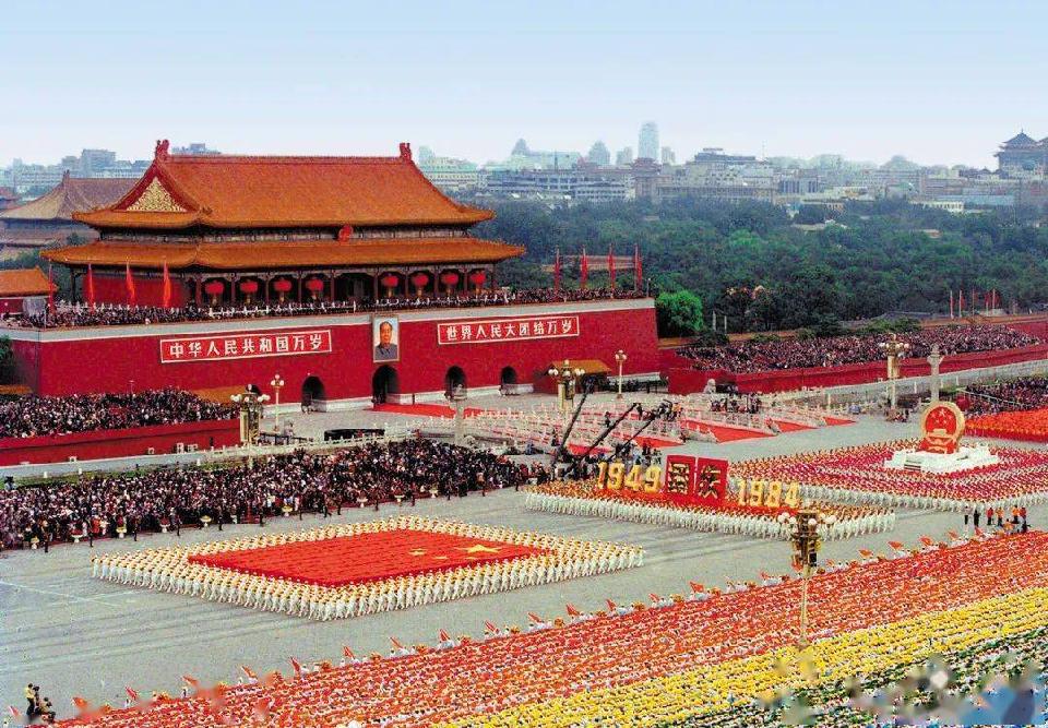 1984年10月1日,在国庆35周年阅兵式上,由铁道部第十六工程局员工组成的国旗方队行进在天安门广场。