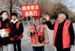 河南省虞城县开展大学生寒假“送法赠书”到社区活动