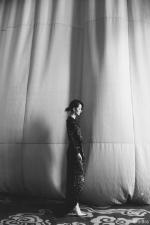 李沁：娇艳动人 新春秀性感，黑裙秀裸背 冷艳迷人完美曲线