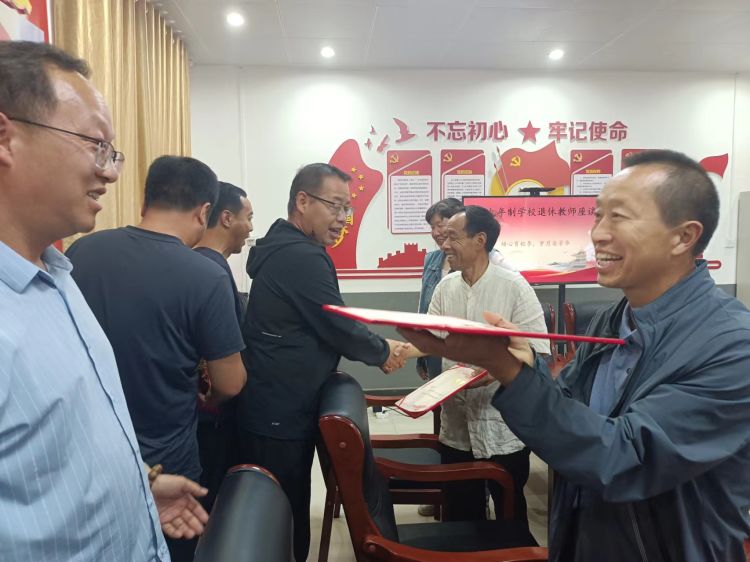 简篇-温馨退休座谈会 浓浓情意暖人心