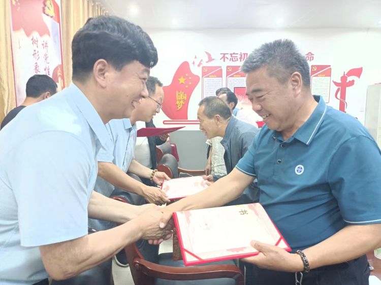 简篇-温馨退休座谈会 浓浓情意暖人心