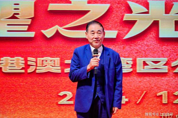 光彩上合｜澳门法治报周新政社长，携“光彩上合水”，出席“ 呼唤祖国完全统一‘2025万人春碗’希望之光公益联欢晚会”并致辞。愿祖国繁荣昌盛，国泰民安！