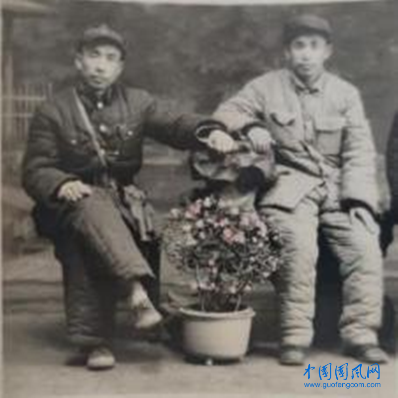 大姐夫王桂生和他的哥哥在天津解放合影.png
