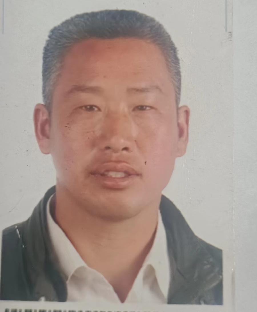 个人简介:李世武，又名小鱼，浙江省杭州市富阳区秋丰村孙家垄150号4楼。