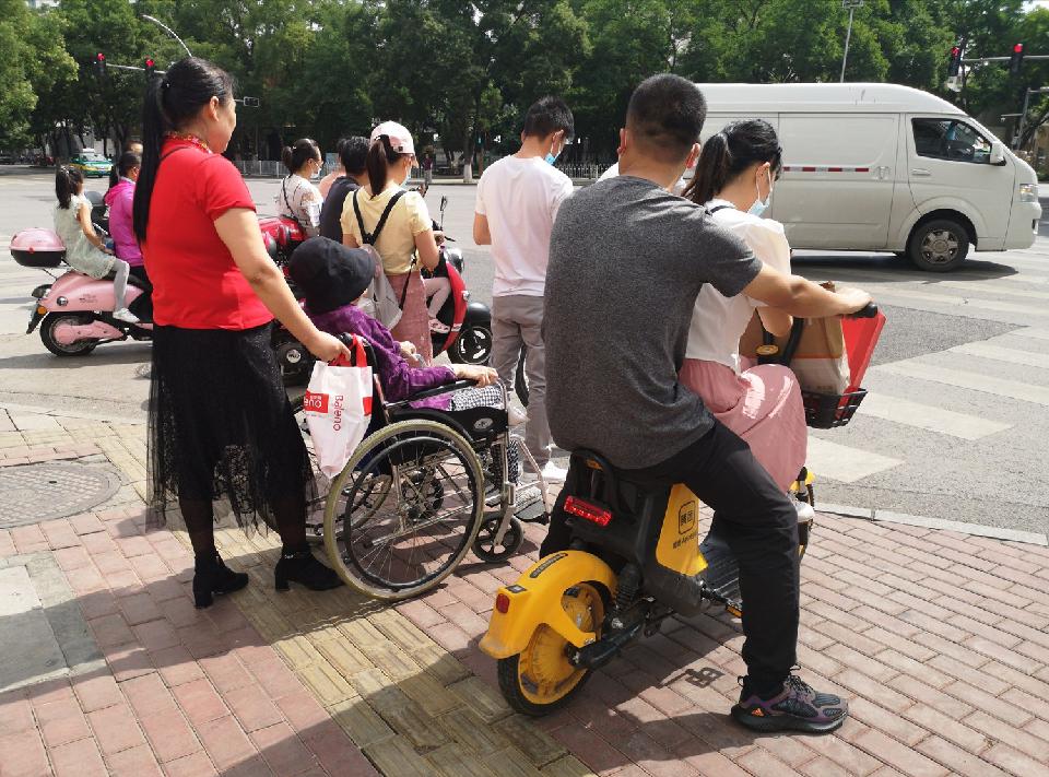《红灯前》鄢德军