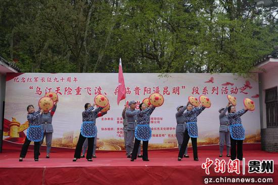 图为演出现场。