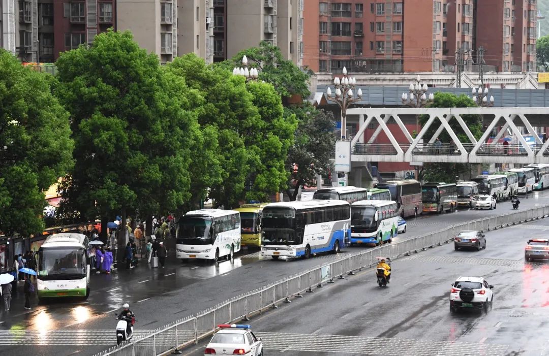 4月24日,旅游大巴在贵阳市南明区花果园满载游客准备前往全省各大景区。 图片