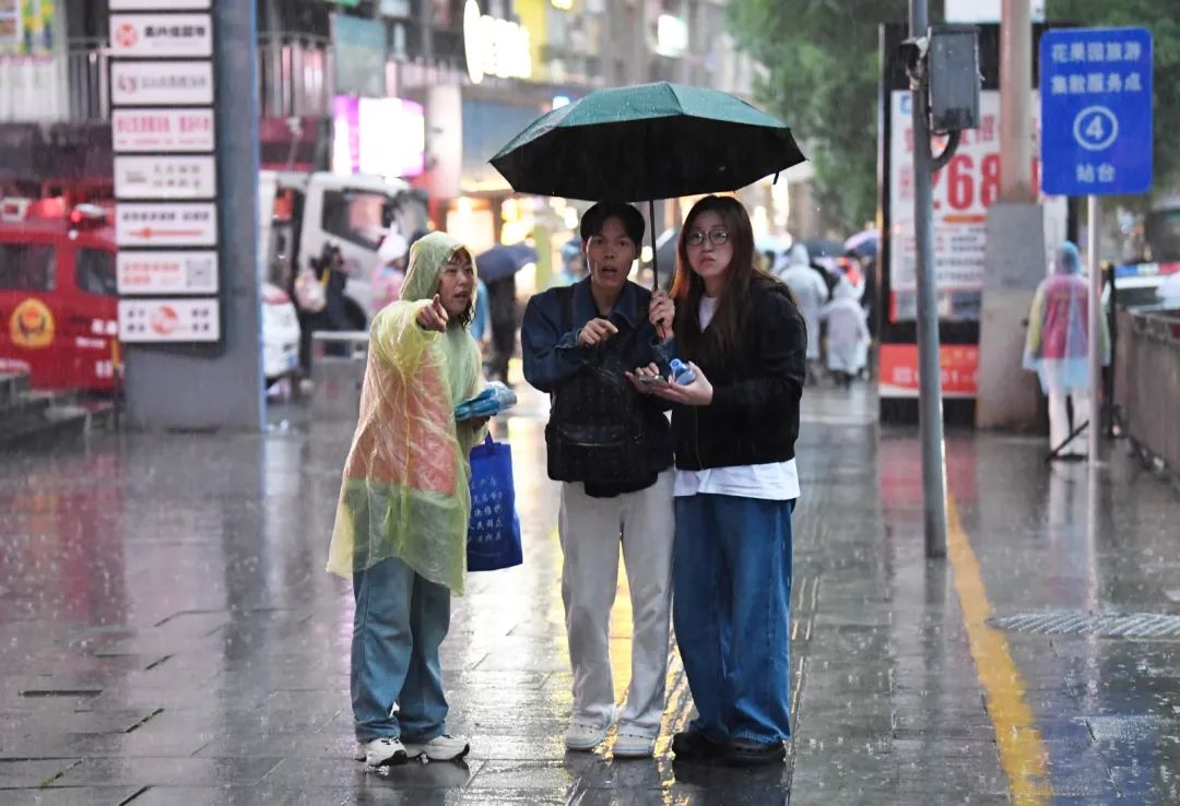 4月24日,在贵阳市南明区花果园,社区志愿者正在为出行的游客指路。 图片
