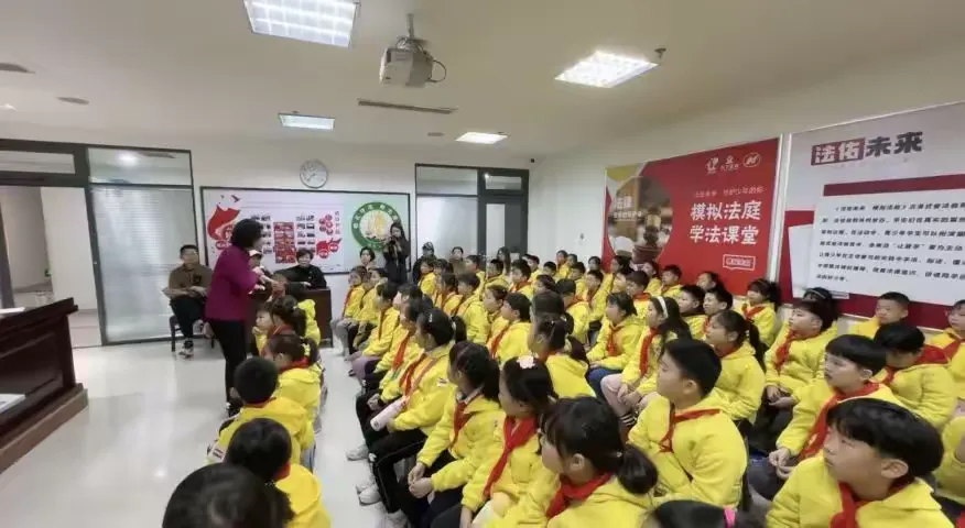 简篇-“小法庭”点燃青少年学法热情