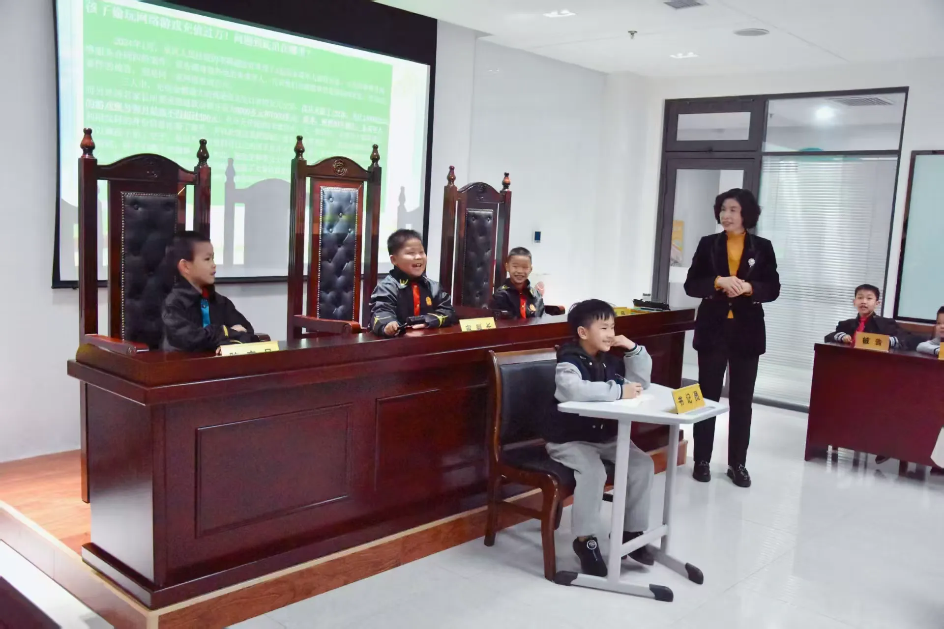 简篇-“小法庭”点燃青少年学法热情