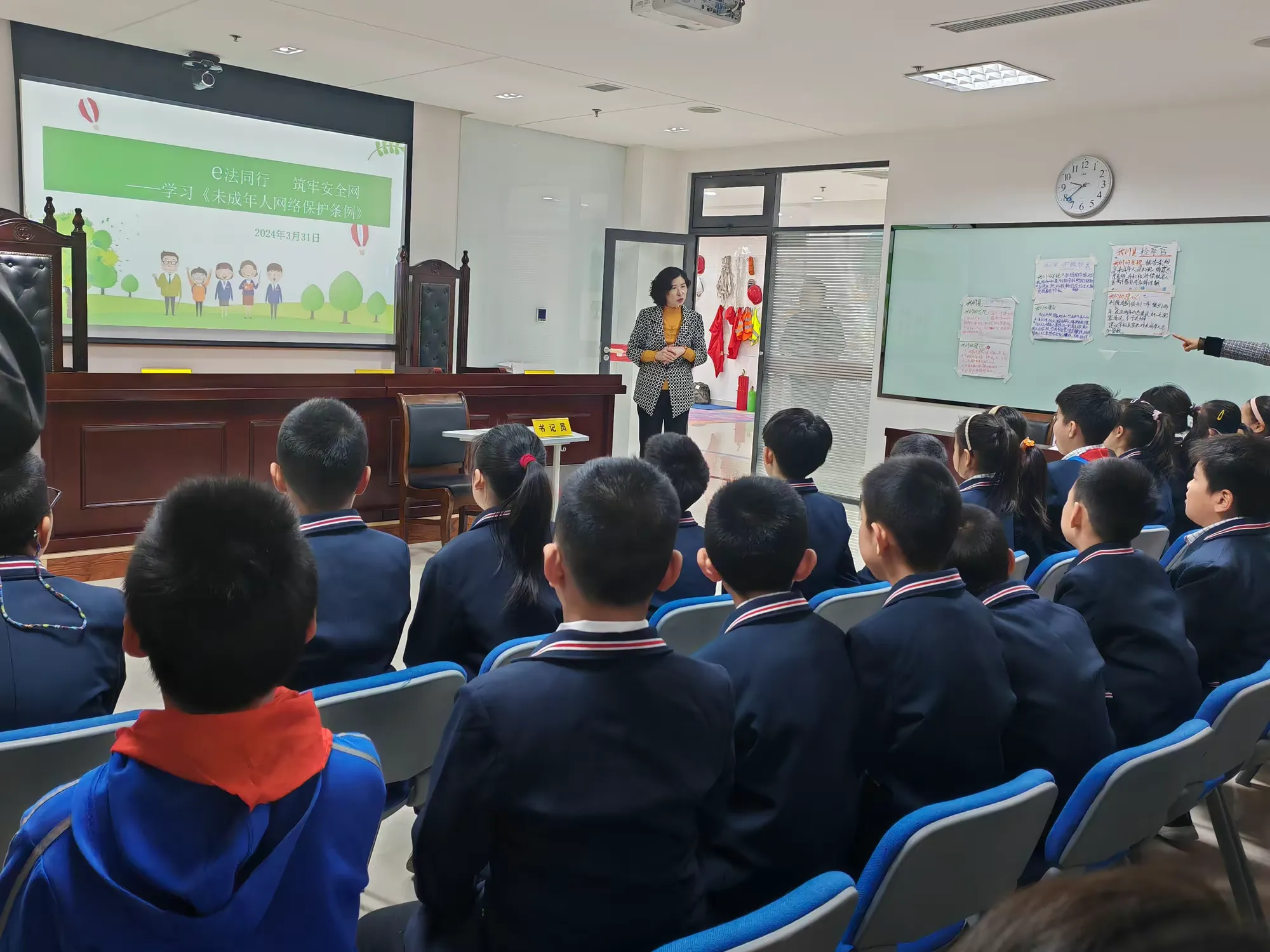 简篇-“小法庭”点燃青少年学法热情