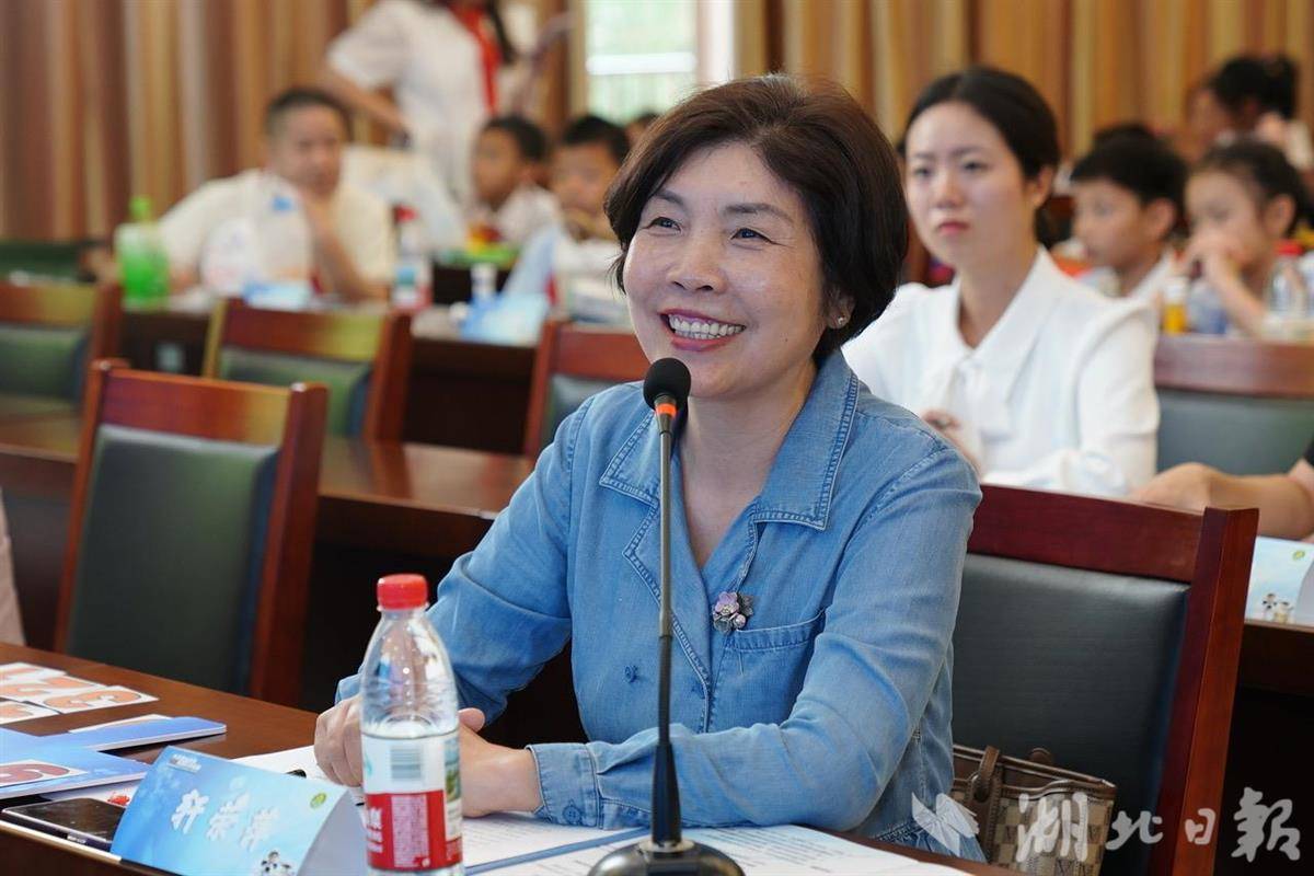 武汉市科学学科带头人轩荣萍作为评委点评