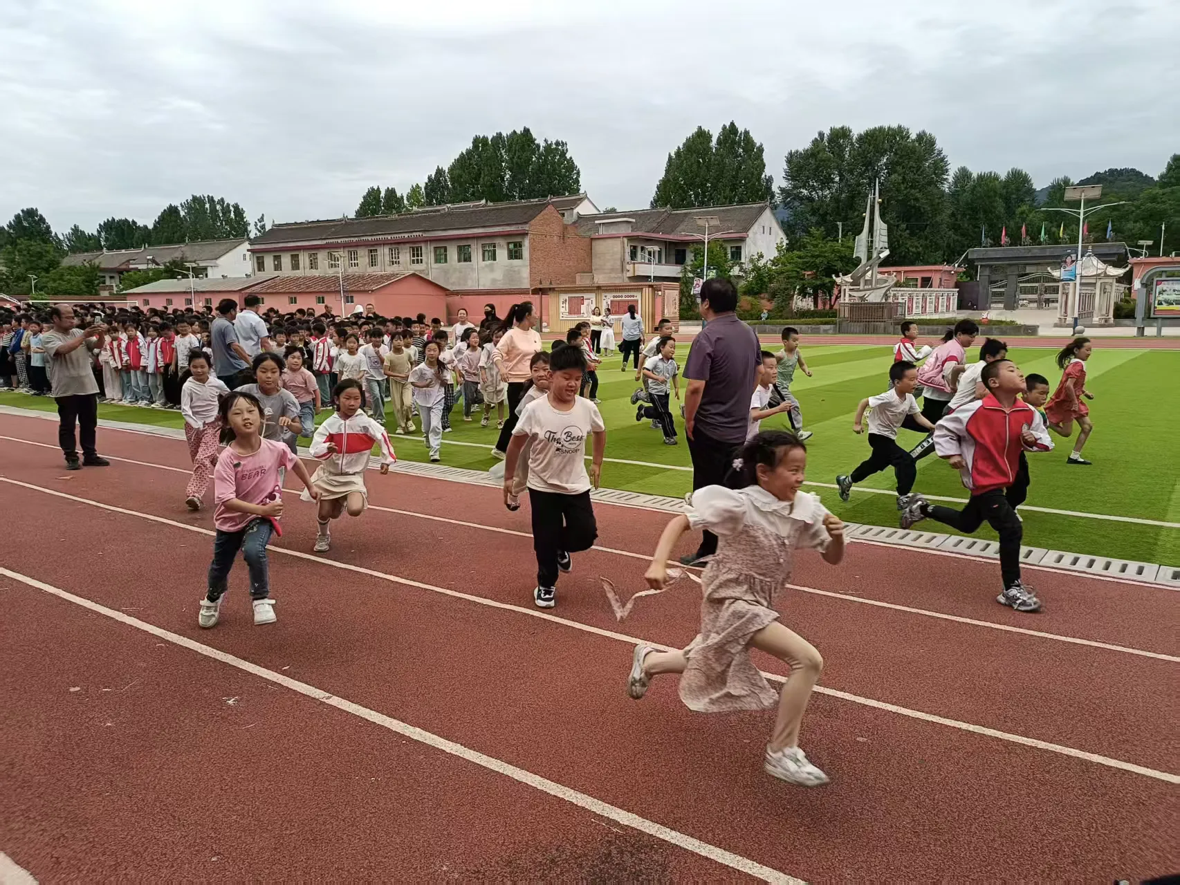 简篇-防汛救灾,人盯人防抢撒