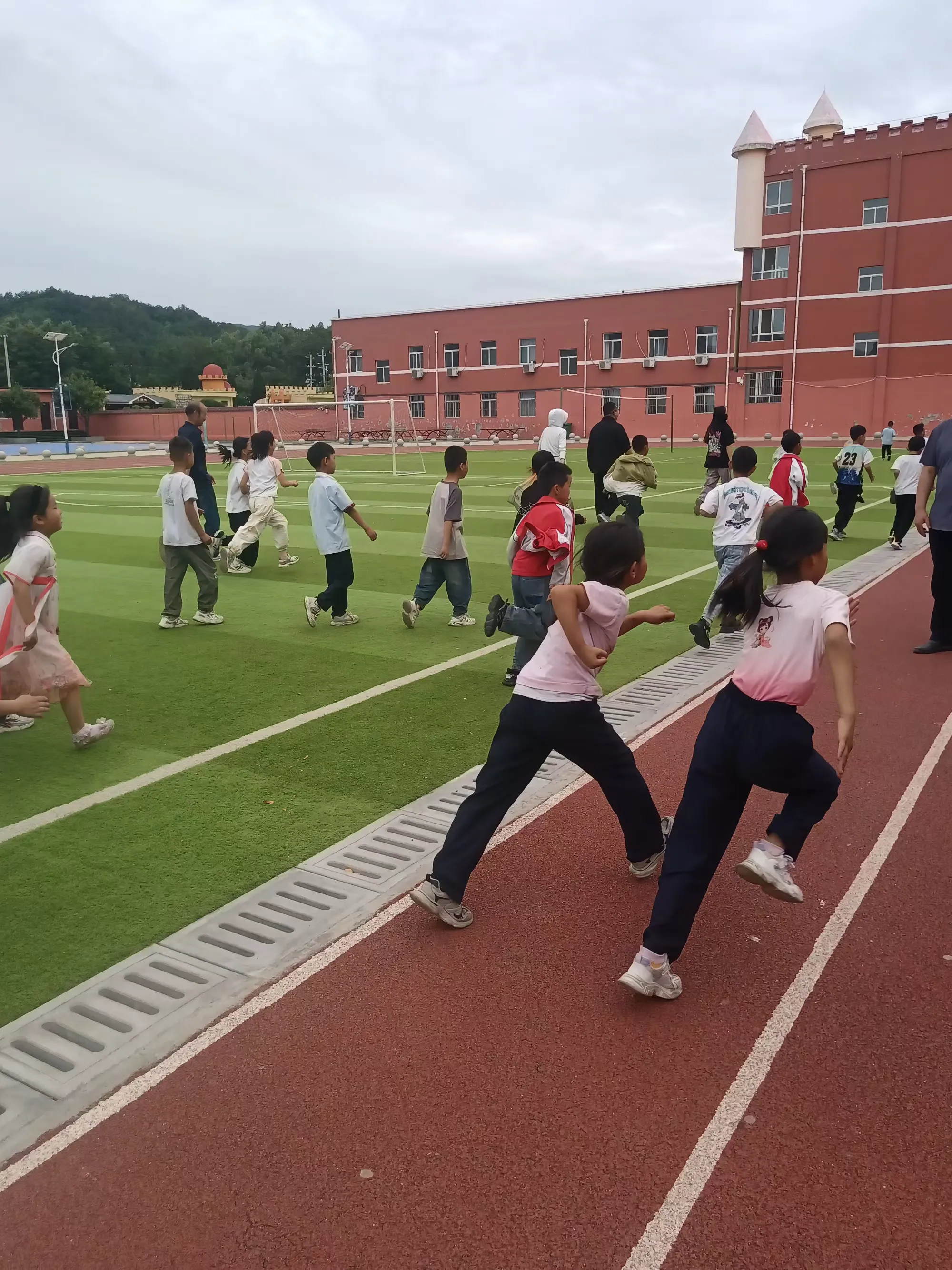 简篇-防汛救灾,人盯人防抢撒