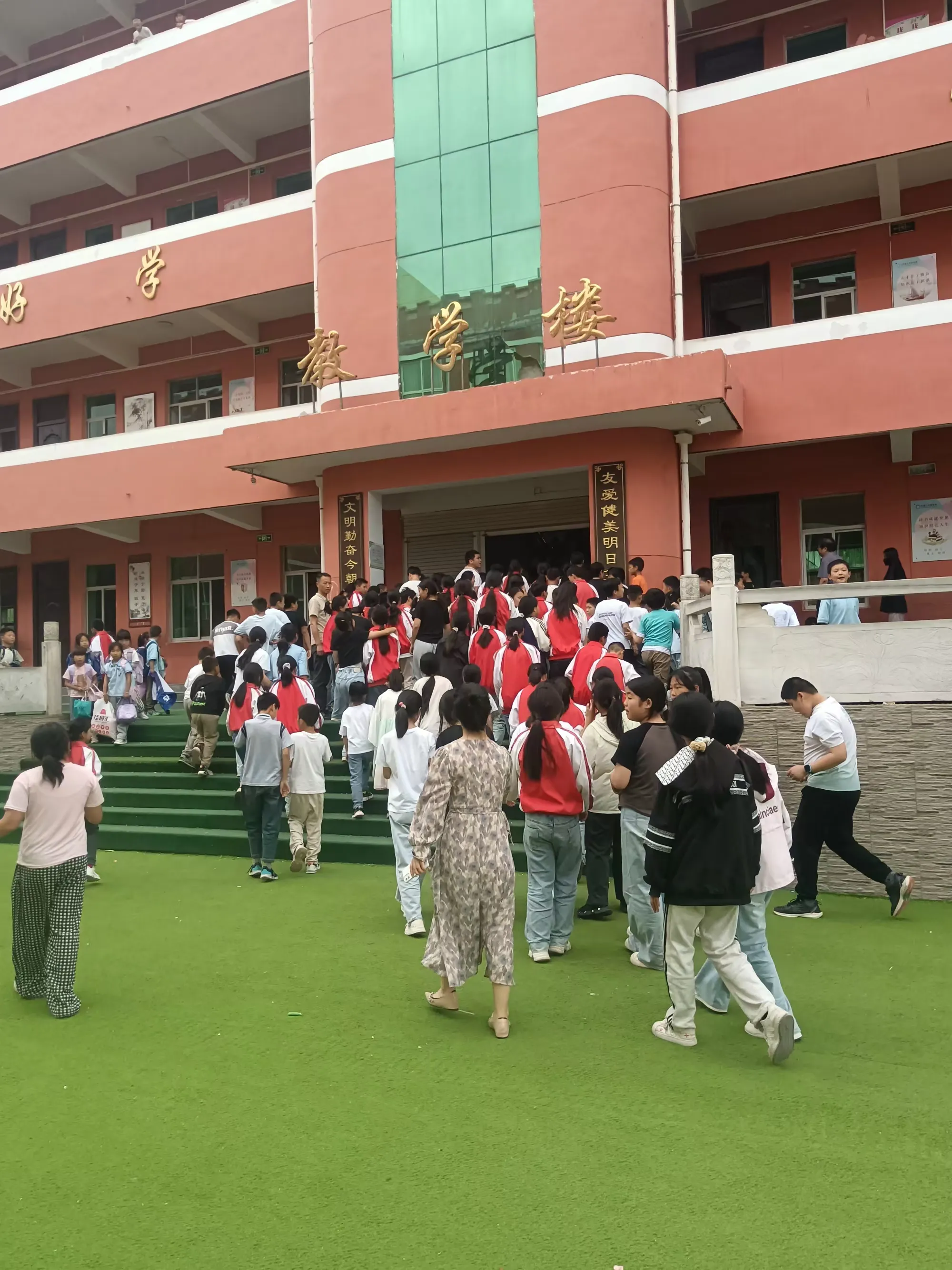 简篇-防汛救灾,人盯人防抢撒