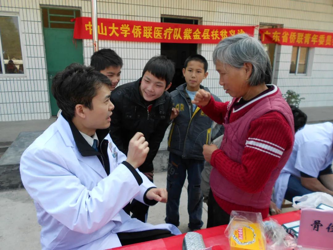 杨超为紫金县当地民众义诊.JPG