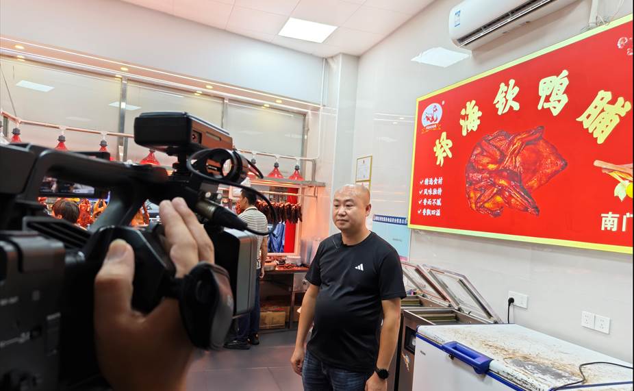 21第四代传人郑海钦在接受记者采访 (2)