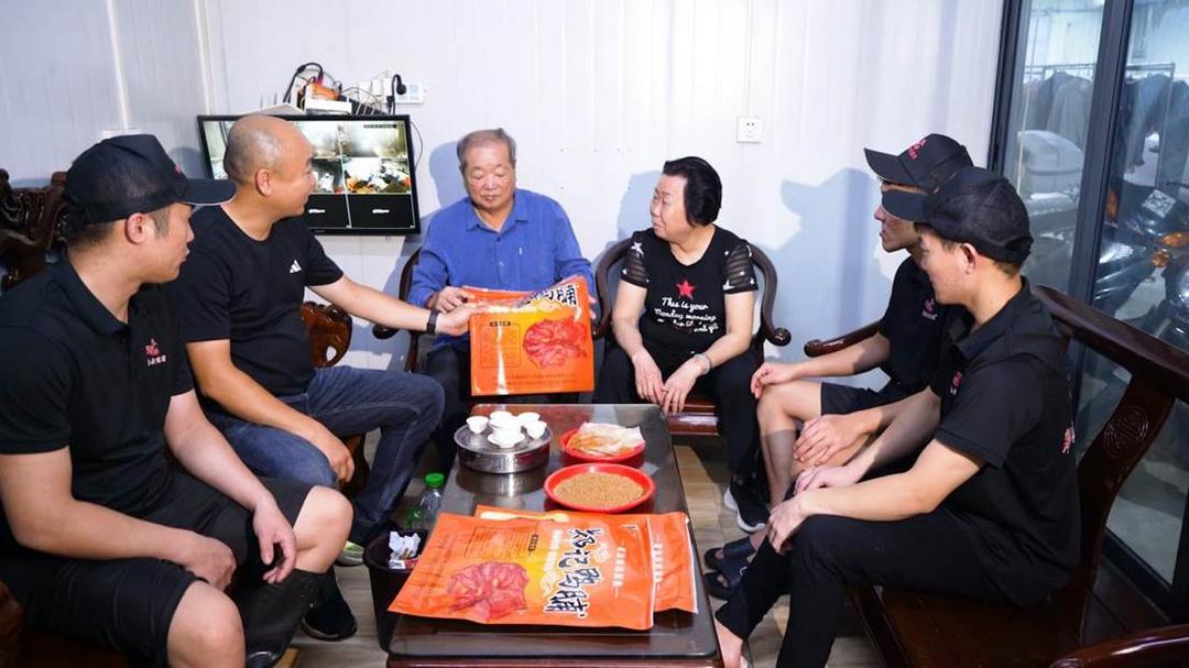 19第三代传人郑会通夫妇在传授制作和经营经验