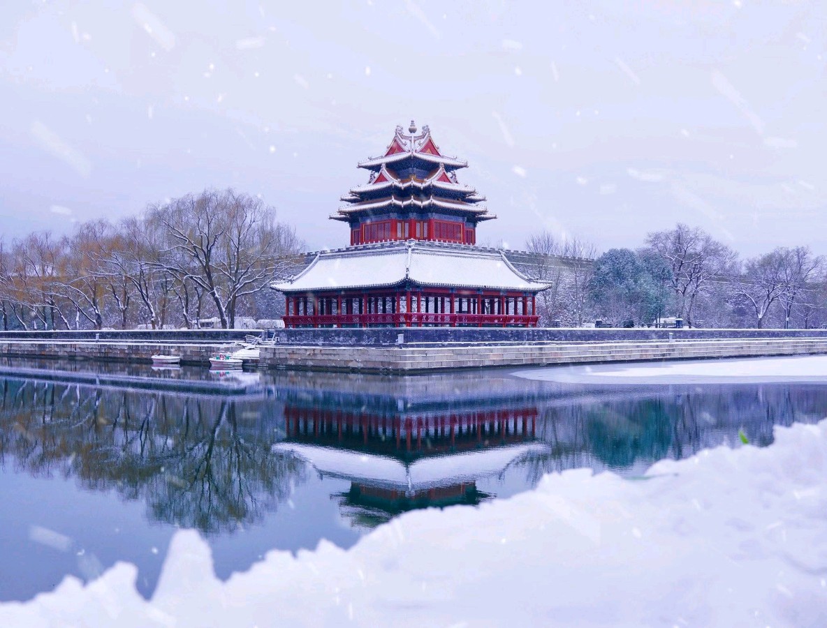 七律·雪落紫禁城文/小点