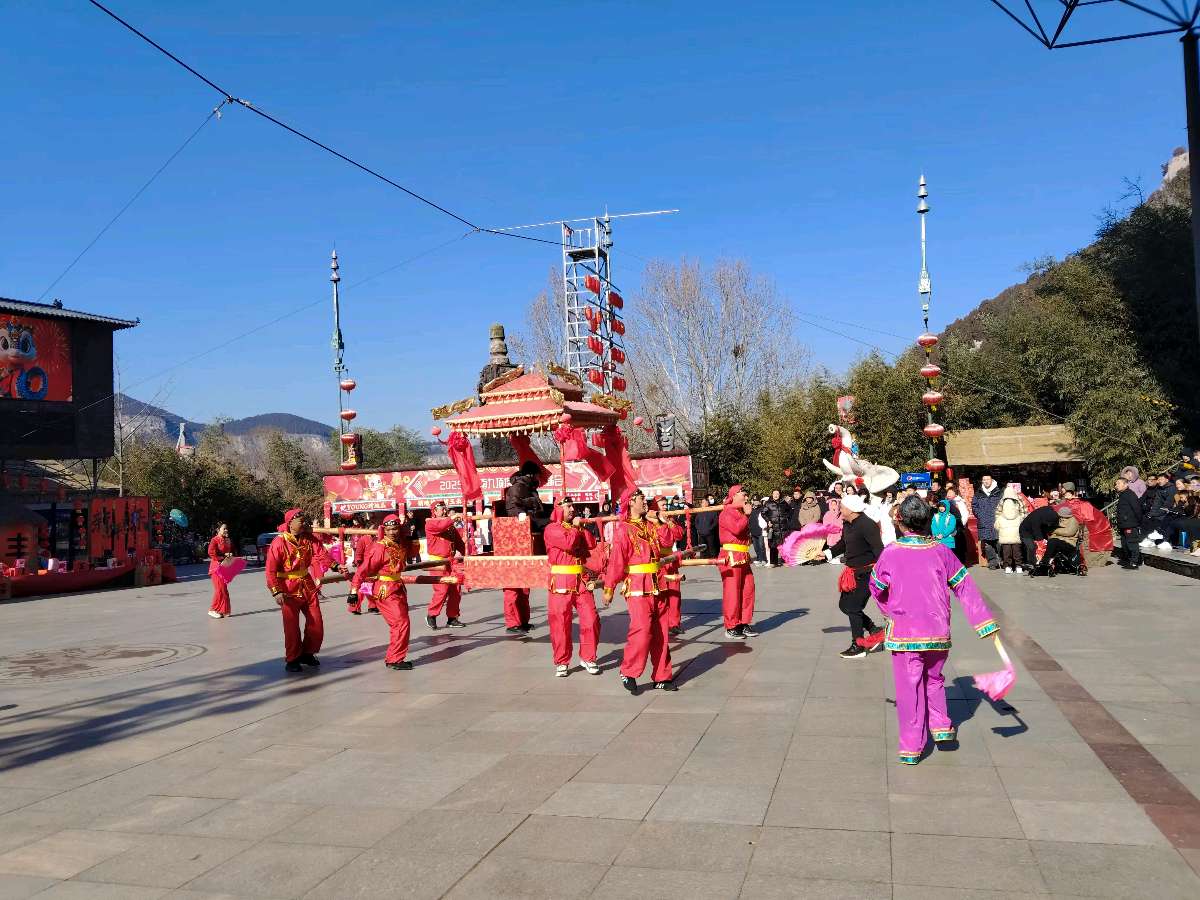 【中国诗人】正月初五邻家五十五头牛列队行我家房门前文／周崇民