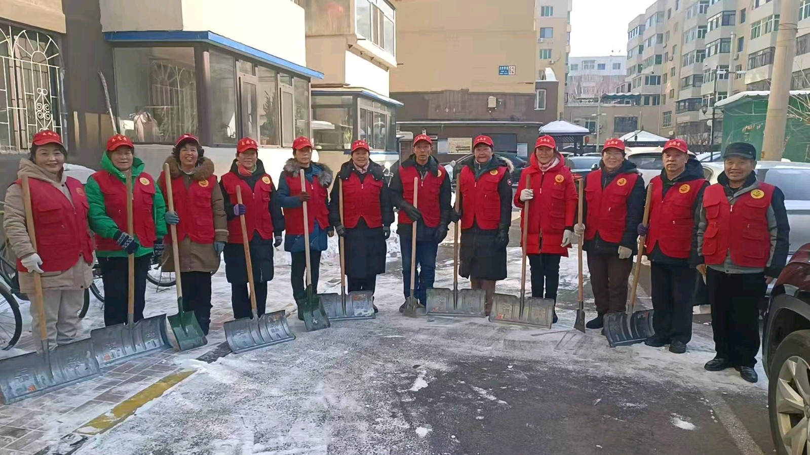 扫雪除障 奉献暖心