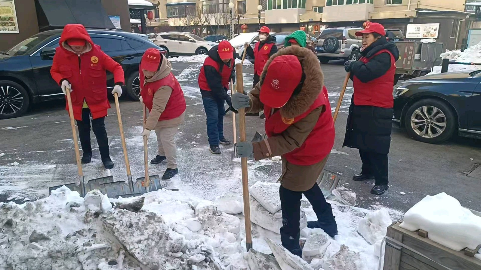 扫雪除障 奉献暖心