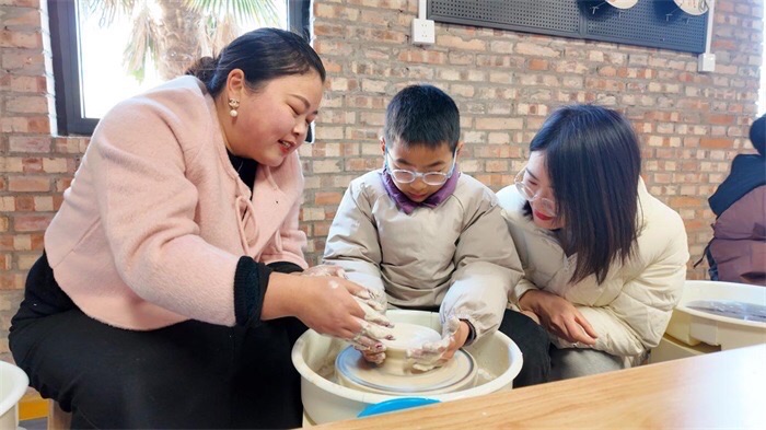 洛阳偃师区甄庄村:农民画与陶瓷艺术巧妙结合焕发新生机