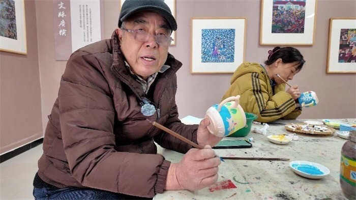 洛阳偃师区甄庄村:农民画与陶瓷艺术巧妙结合焕发新生机