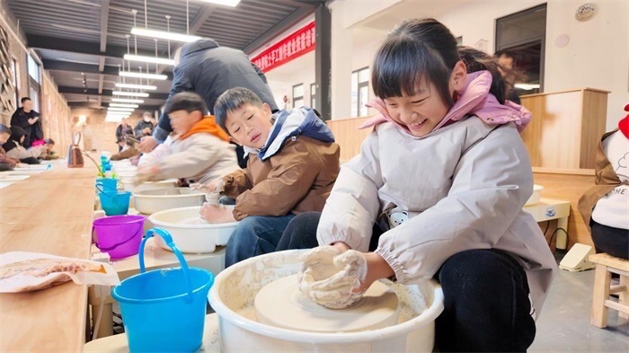 洛阳偃师区甄庄村:农民画与陶瓷艺术巧妙结合焕发新生机
