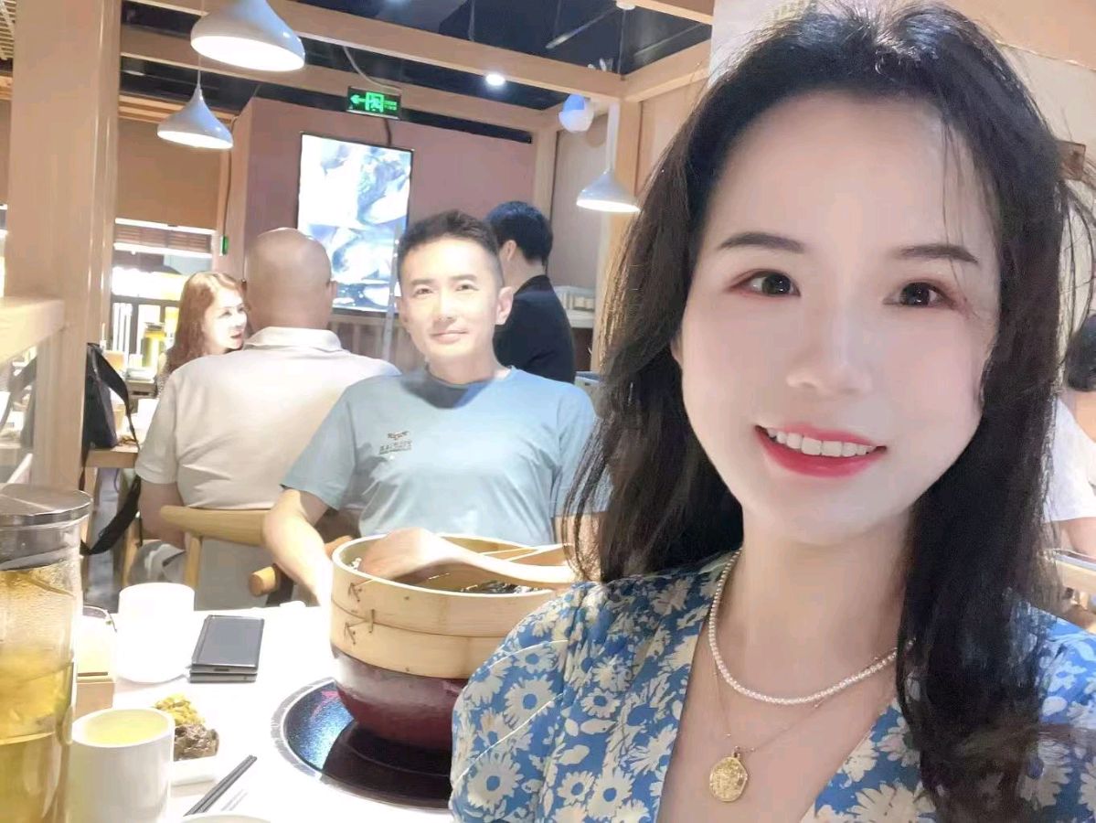 【荣耀中国】七律·祝贺新婚作者/依然