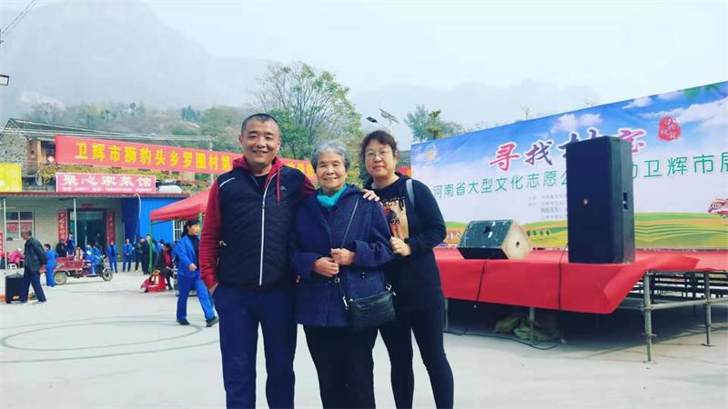 河南卫辉:银杏叶黄，游客疯狂