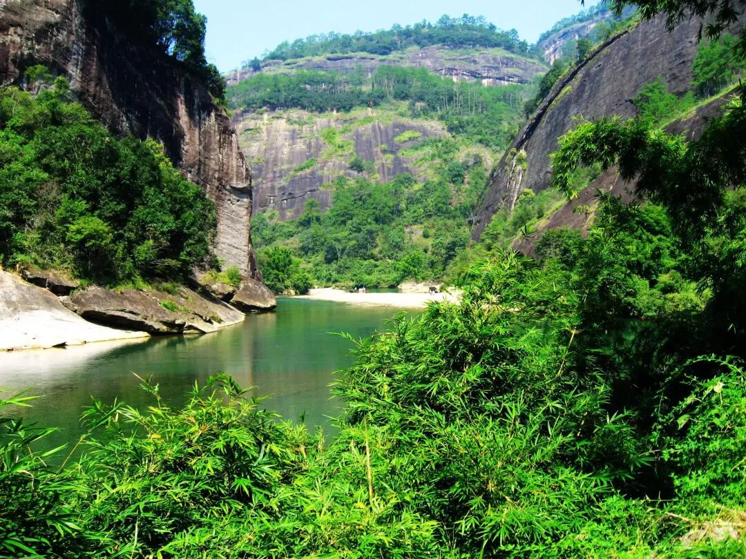 山挟水转,水绕山行,每一曲都有不同景致的山水画意