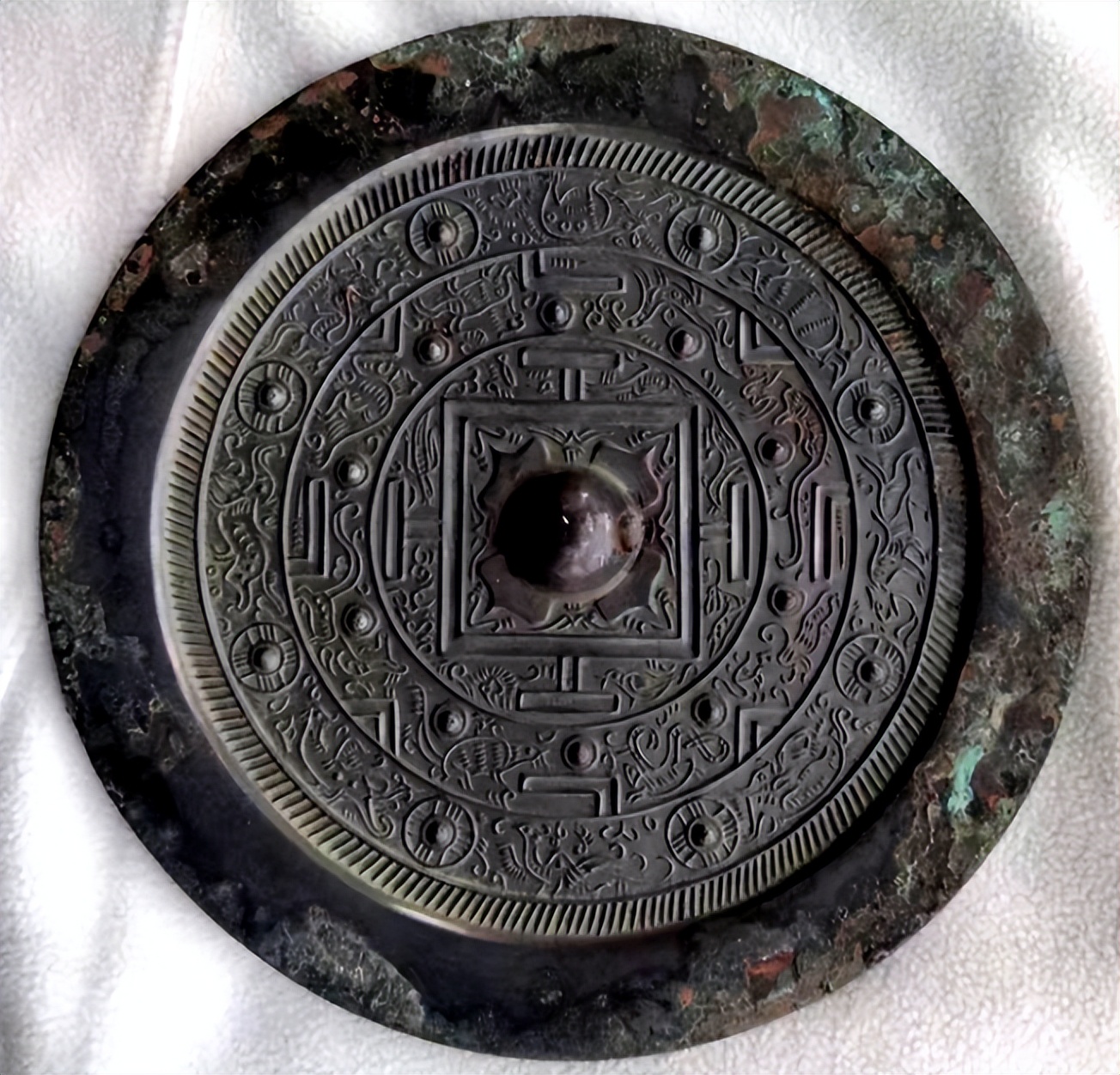 镜纳乾坤  纹以载道——汉代铜镜“规矩纹”的乾坤秩序与人文礼制探微
