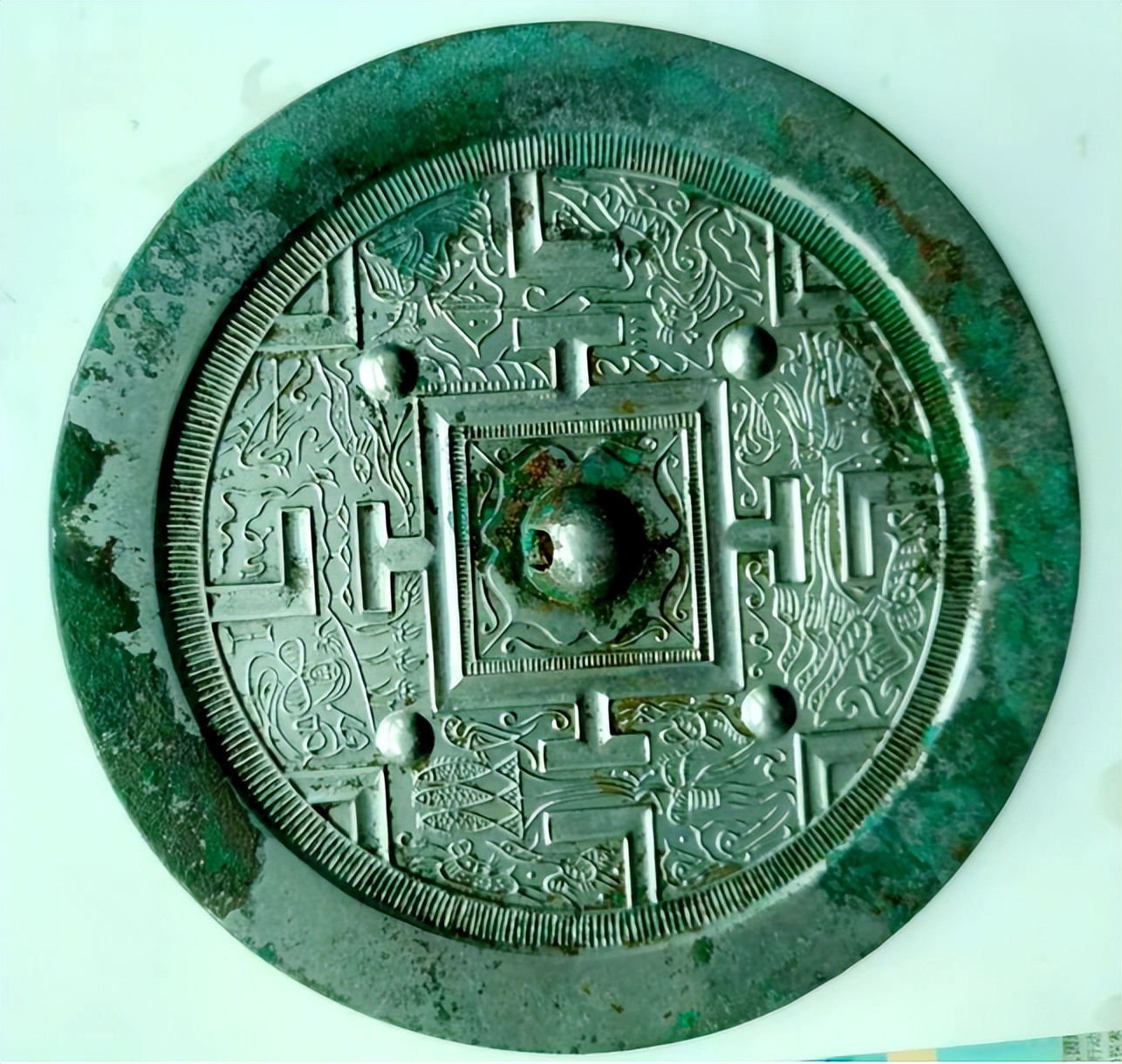 镜纳乾坤  纹以载道——汉代铜镜“规矩纹”的乾坤秩序与人文礼制探微