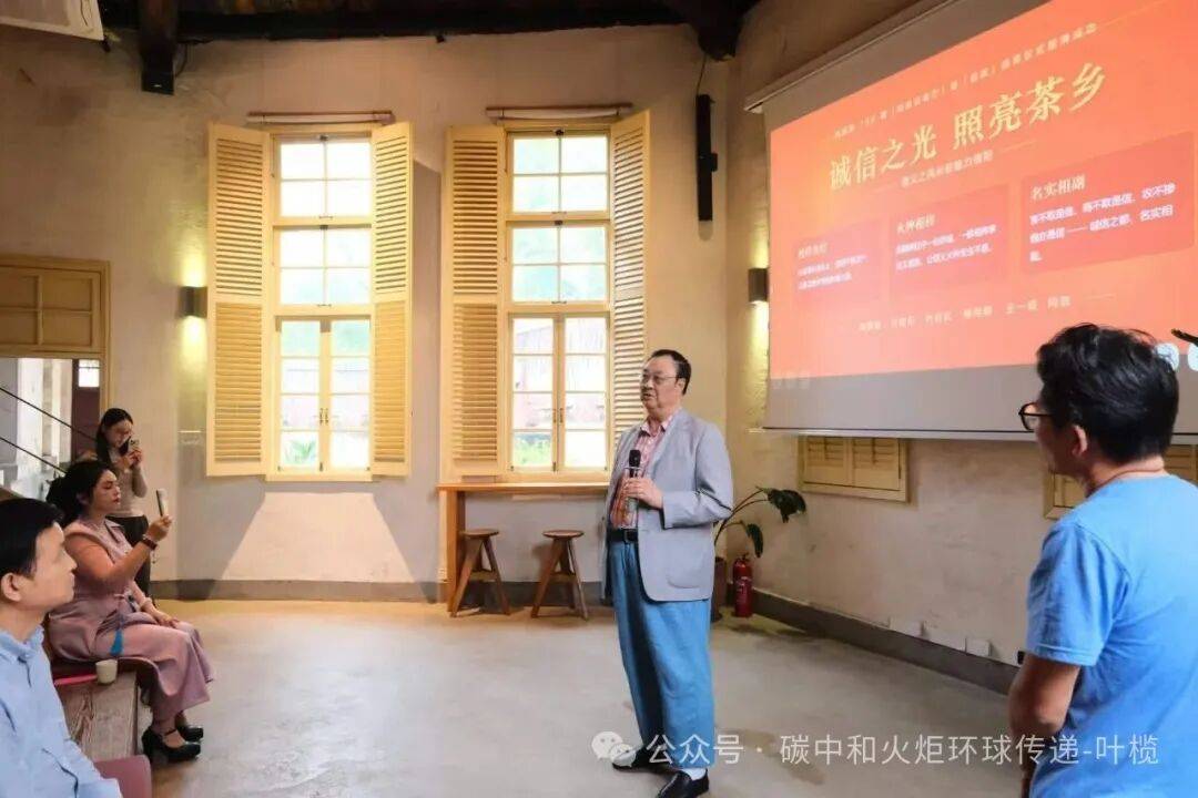 第100期“诚信会客厅”信阳南湾礼堂举行，“信奖”见证信义精神