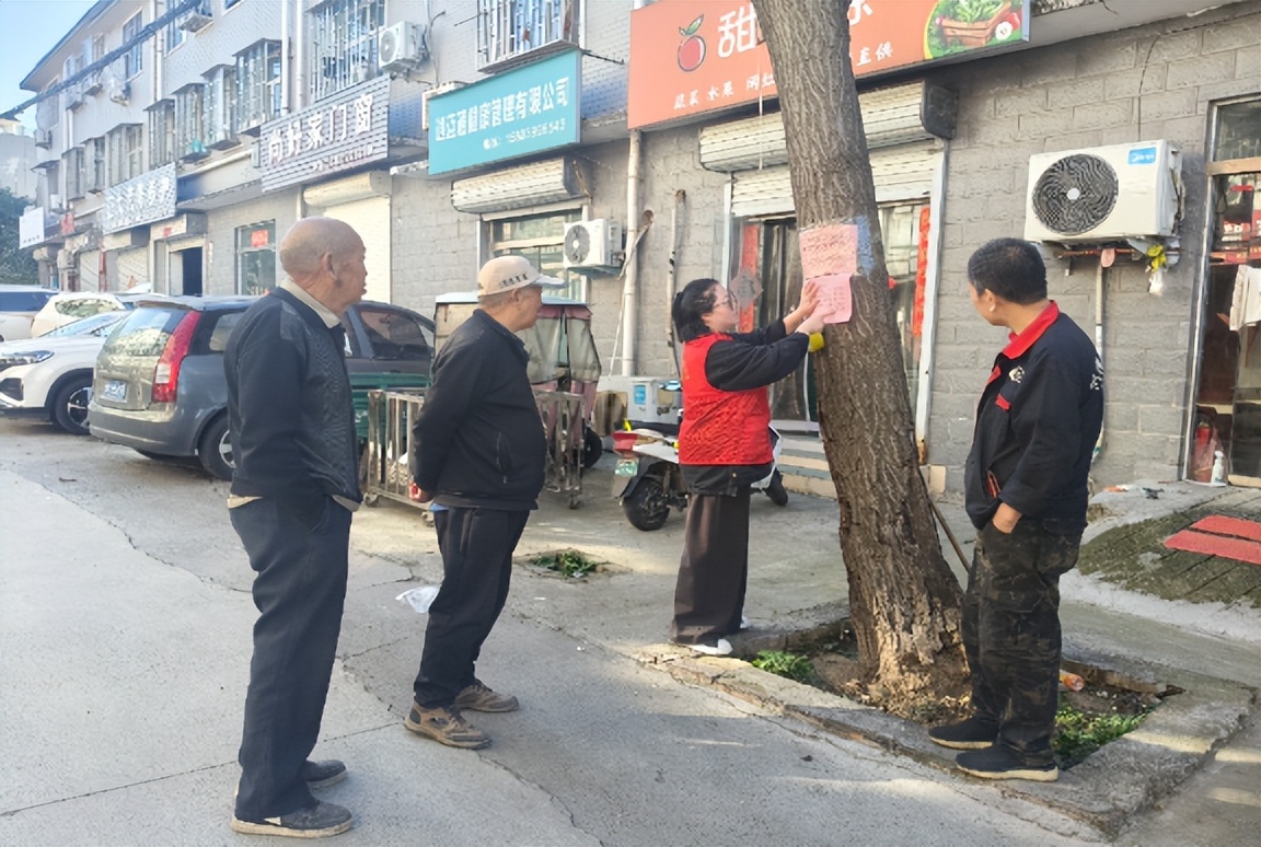 巩义市杜甫路街道安康社区：网格巡查排险情 协同伐树护平安