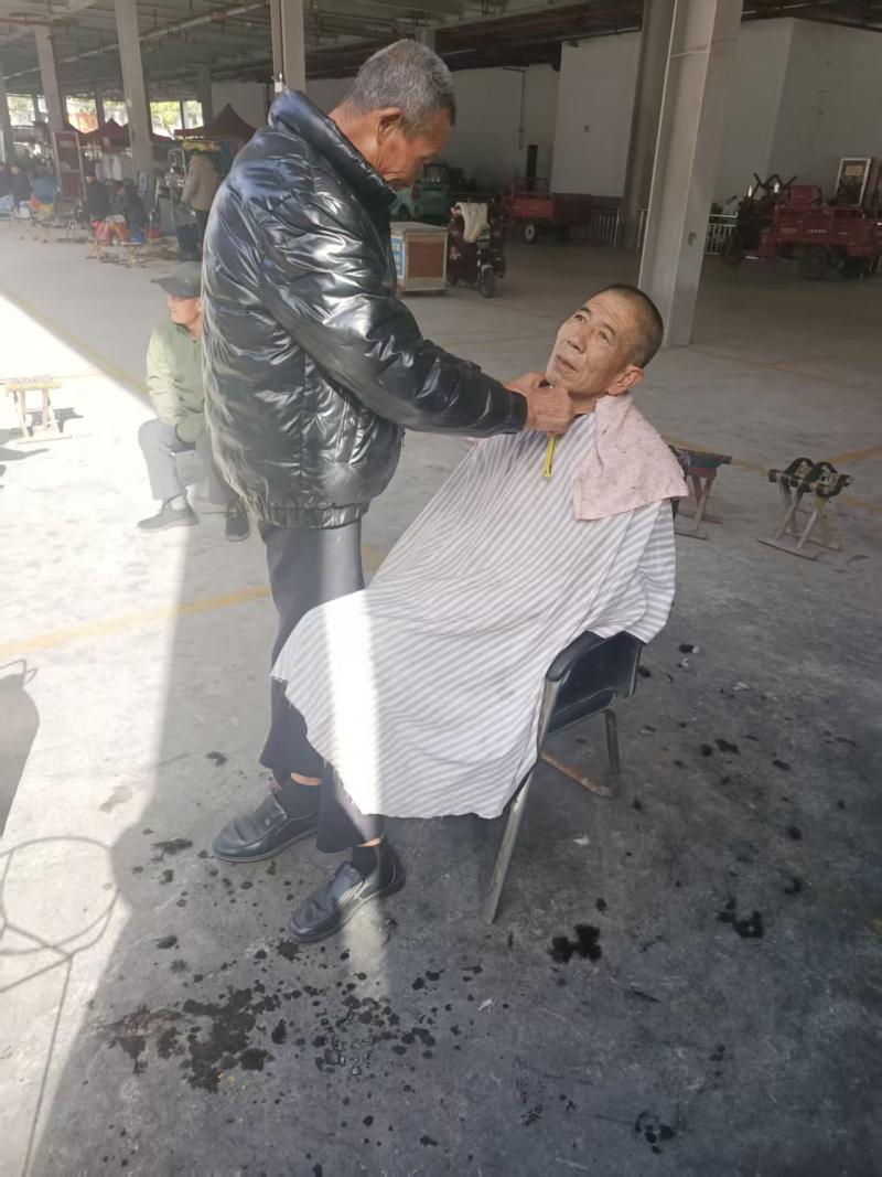 街头剃刀留旧韵——长武大市场剃头匠黎师纪实