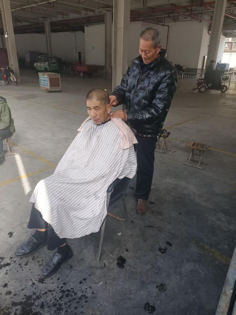 街头剃刀留旧韵——长武大市场剃头匠黎师纪实